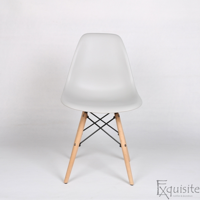 Masa rotunda din mdf cu 4 scaune tip Eames 17