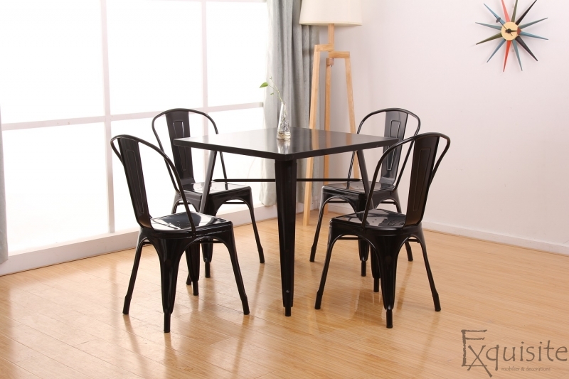 masa cu scaune din metal