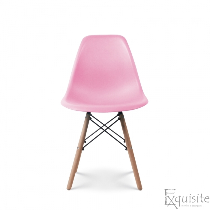 Scaun roz din plastic cu picioare din lemn     1
