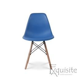 Scaun albastru din plastic cu picioare din lemn