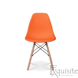 Scaun portocaliu din plastic cu picioare din lemn