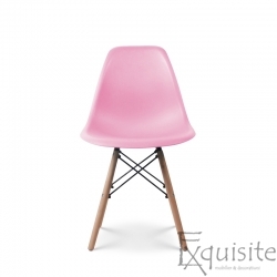 Scaun roz din plastic cu picioare din lemn     