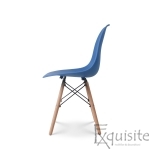 Scaun albastru din plastic cu picioare din lemn2