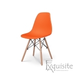 Scaun portocaliu din plastic cu picioare din lemn1