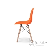 Scaun portocaliu din plastic cu picioare din lemn2
