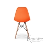 Scaun portocaliu din plastic cu picioare din lemn4