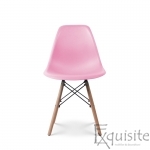 Scaun roz din plastic cu picioare din lemn     0