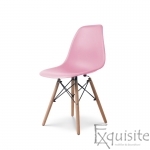 Scaun roz din plastic cu picioare din lemn     1