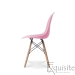 Scaun roz din plastic cu picioare din lemn     2