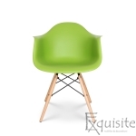 Scaun verde cu brate din polipropilena si picioare din lemn0